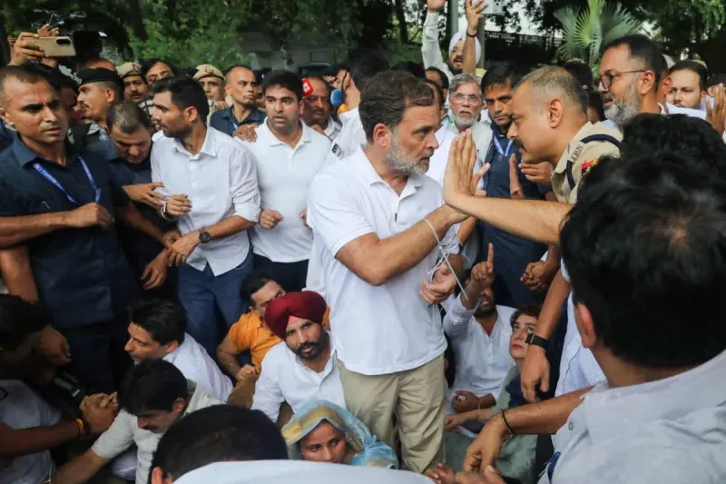 सड़क पर डटे रहे राहुल गांधी