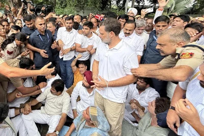 हाथ पकड़कर खींचने का प्रयास