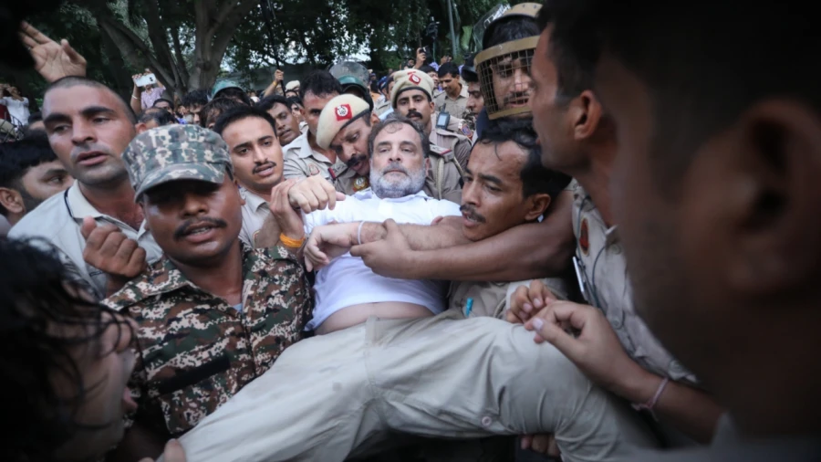 Rahul Gandhi Protest: सड़क पर लेट गए राहुल गांधी, उठाने में परेशान हुई पुलिस, देखें तस्वीरें और वीडियो