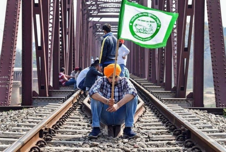 'रेल रोको आंदोलन' में शामिल होने वालों के खिलाफ कार्रवाई होगी: लखनऊ पुलिस