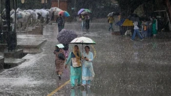 आज का मौसम: दिल्ली से केरल तक बारिश का अलर्ट, 70 किमी की रफ्तार से चलेंगी हवाएं