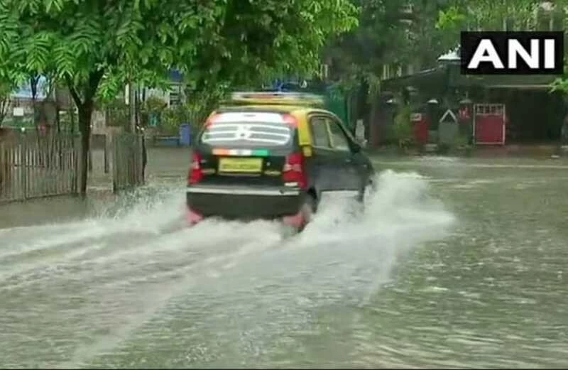 Mumbai Rains: भारी बारिश ने रोकी मायानगरी की रफ्तार,जगह-जगह जलजमाव, स्कूलों में छुट्टी