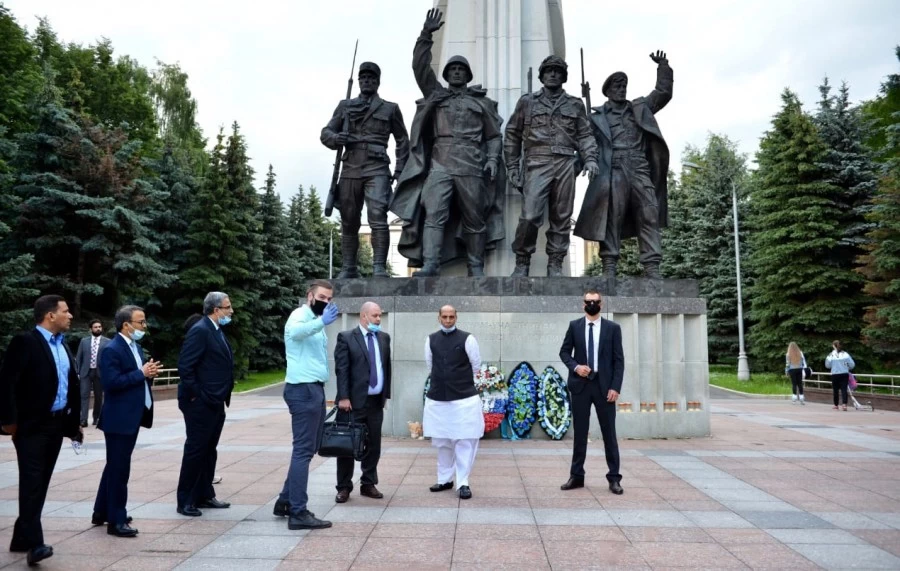 रक्षा मंत्री के साथ भारतीय सशस्त्र बलों की टुकड़ी ने मॉस्को, रूस में विजय दिवस परेड में हिस्सा लिया