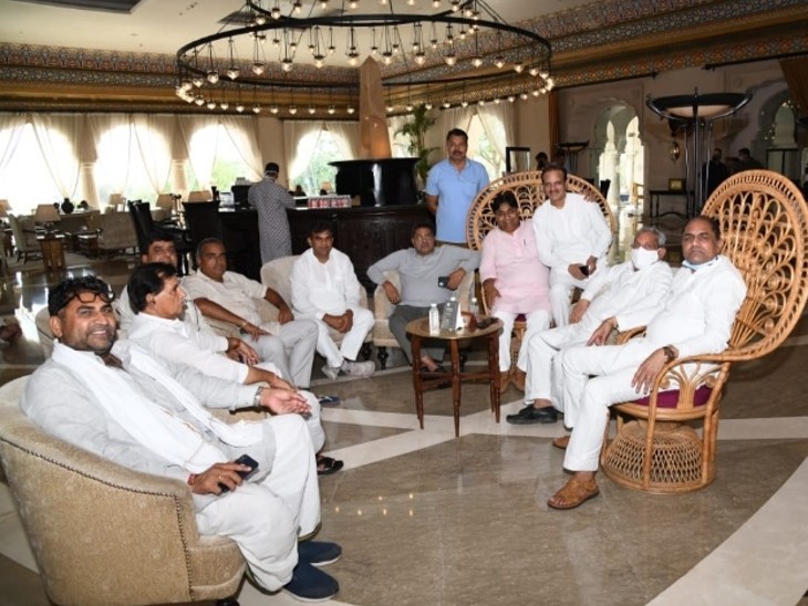 विधायकों ने एक साथ बैठकर मीटिंग की।