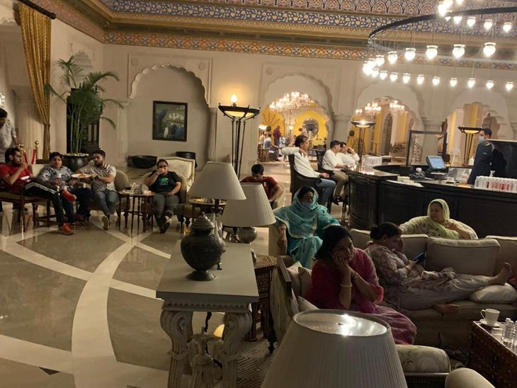 होटल में सभी विधायकों ने एक साथ बैठकर फिल्म देखी।