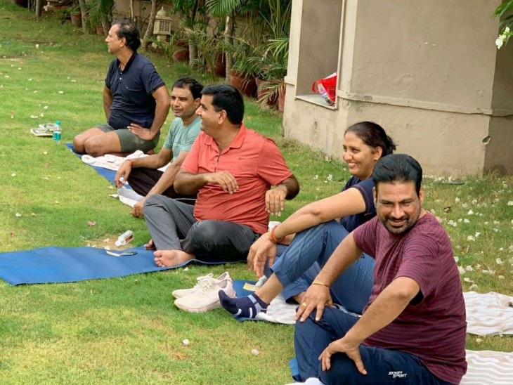 होटल में हर सुबह योग से विधायकों के दिन की शुरुआत।
