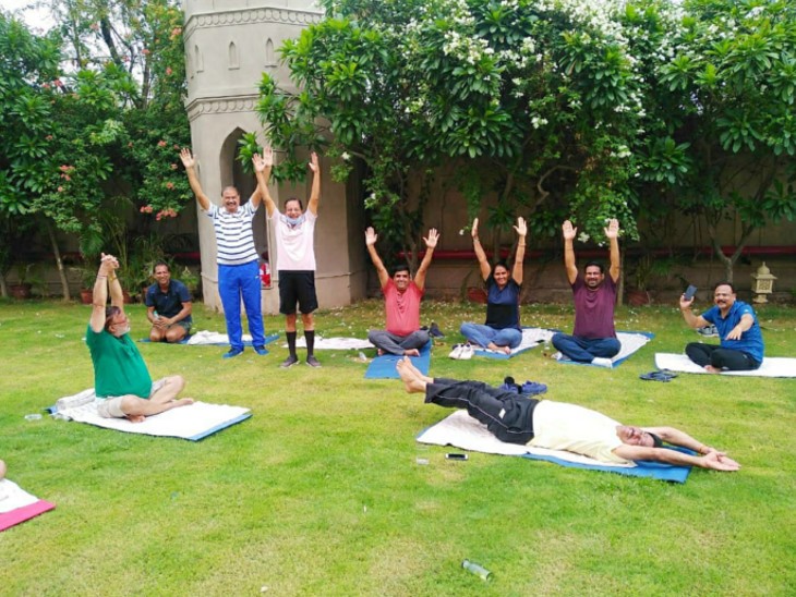 राजस्थान सरकार में मंत्री बीडी कल्ला सबकों करवाते हं योग।