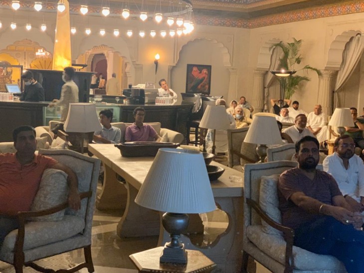 एक साथ बैठकर फिल्म देखते गहलोत खेमें के विधायक।