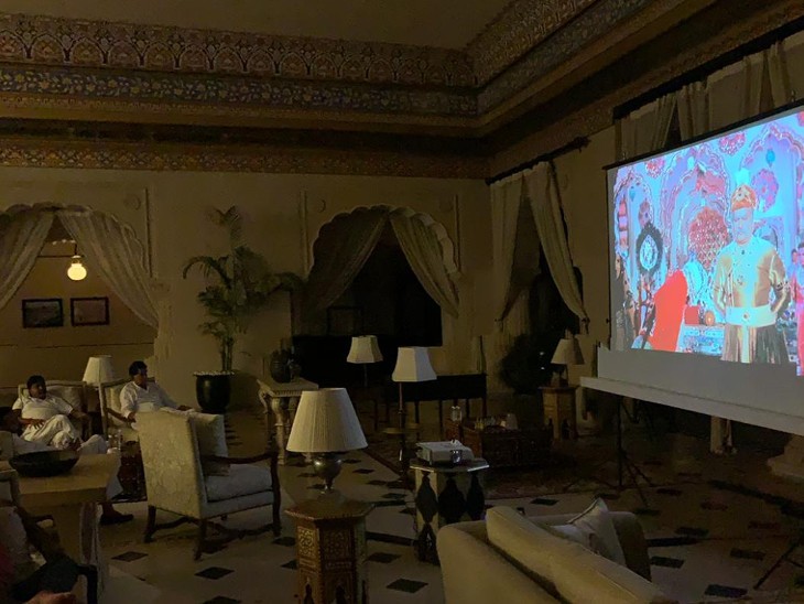 मंत्री ममता भूपेश, ऊर्जा मंत्री बीडी कल्ला, राजेंद्र पारीक, संयम लोढ़ा समेत बड़ी संख्या में एमएलए पर्दे के सामने जमे रहे।