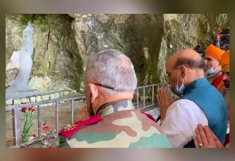 Defence Minister Rajnath Singh offers prayers at Amarnath Temple