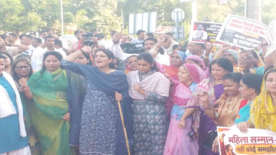 जेएनयू प्रकरण: कांग्रेस सांसद की गिरफ्तारी की मांग को लेकर जयपुर में भाजपा महिला मोर्चा का उग्र प्रदर्शन