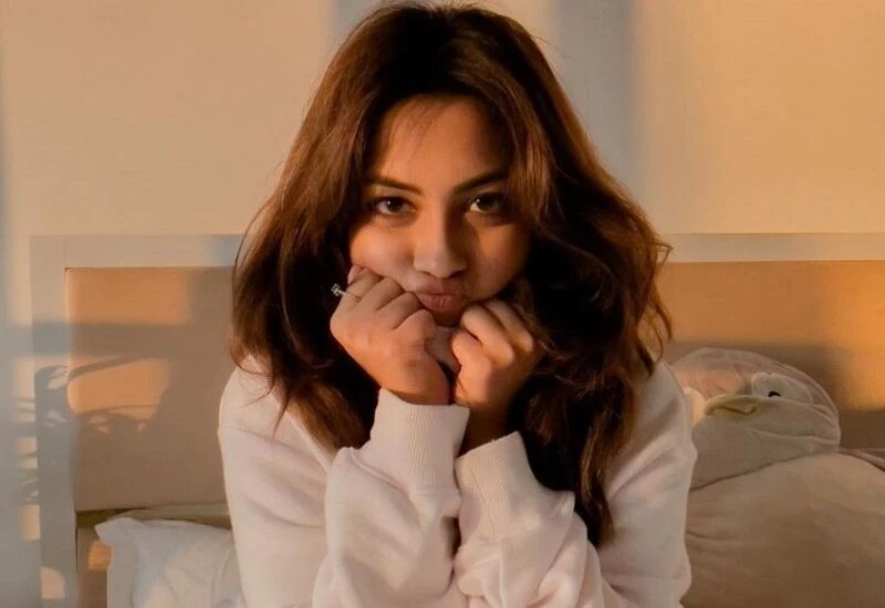 सिर्फ सफेद रंग की शर्ट पहनकर इस एक्ट्रेस ने ऑन कर दिया कैमरा, बेडरूम की फोटो वायरल