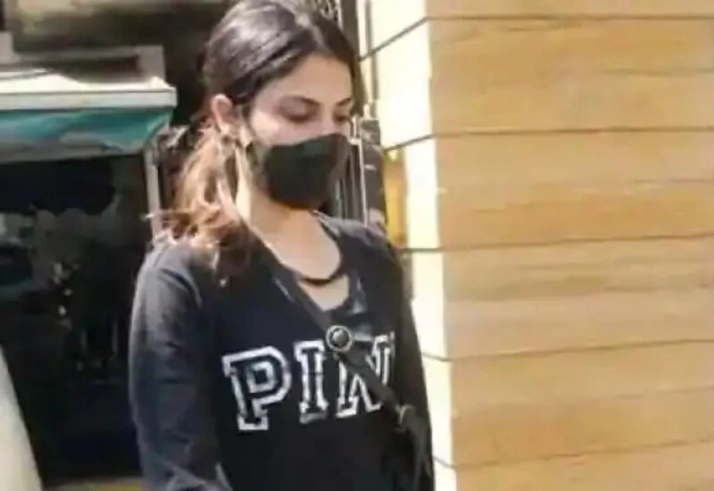 इस अंदाज में जिम के बाहर स्पॉट हुईं एक्ट्रेस रिया चक्रवर्ती, वीडियो वायरल