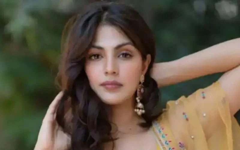 Rhea chakraborty danced with jail inmates on last day give them sweets