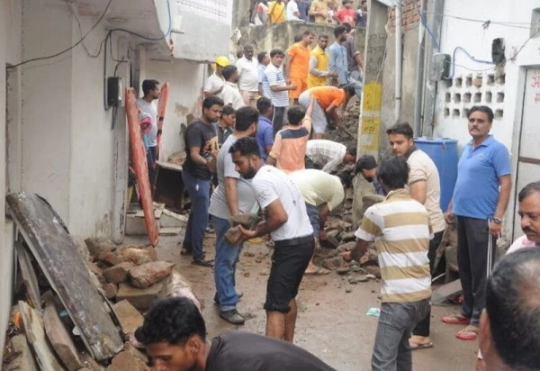 बारिश के चलते अजमेर में गिरा मकान, एक बच्चे समेत दो की मौत; एक महिला को सुरक्षित बाहर निकाला