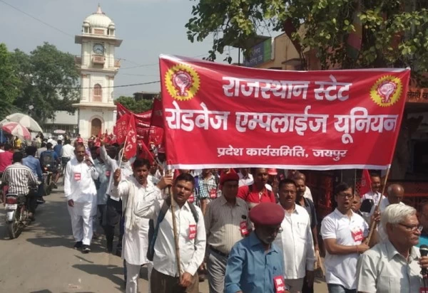  सरकार को वादे याद दिलाने के लिए रोडवेज कर्मियों ने निकाली विशाल रैली 