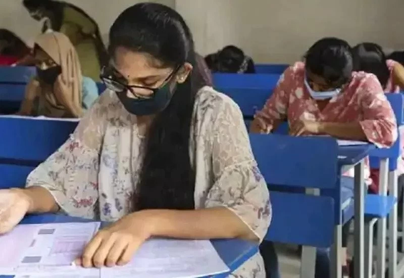 RPSC परीक्षा का पेपर लीक, बस में पड़ा मिला, गुस्साए छात्रों ने किया प्रदर्शन