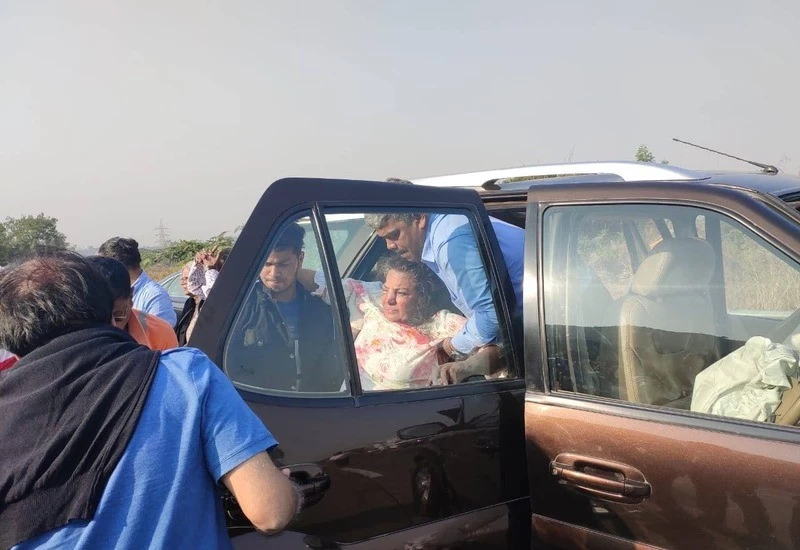 ट्रक से भिड़ी एक्ट्रेस शबाना आजमी की कार, गंभीर रूप से घायल, अस्पताल में भर्ती