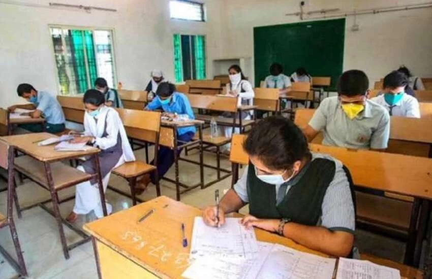 कोरोना के बढ़ते मामलों को देखते हुए 10वीं, 12वीं की परीक्षाएं स्थगित