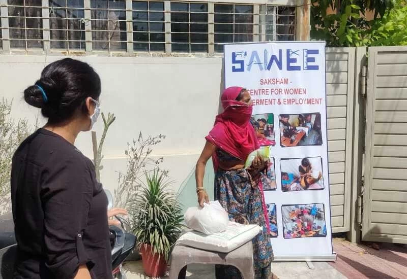 सावी NGO ने 75 जरूरतमंद परिवारो को एक महीने की राशन सामग्री उपलब्ध कराई