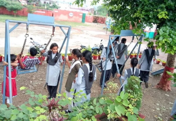 24 घंटे से 350 बच्चे व 50 टीचर स्कूल में अटके