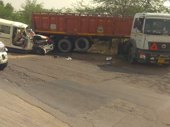 बारातियों की बोलेरा और ट्रेलर की भिड़ंत में दो की मौत, 4 घायलों को बीकानेर रैफर किया