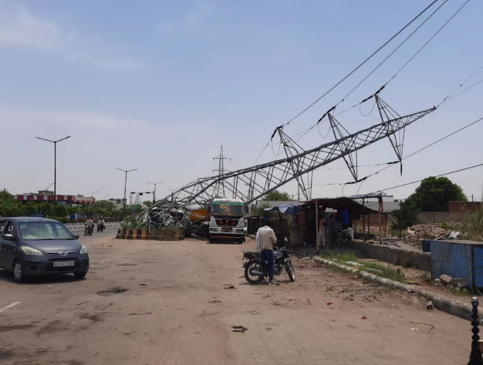 जोरदार टक्कर से मेट्रो की हाईटेंशन लाइन का टॉवर ट्रोले पर गिरा, मेन पॉवर सप्लाई हुई ठप; ठीक होने में लगेंगे 10 दिन