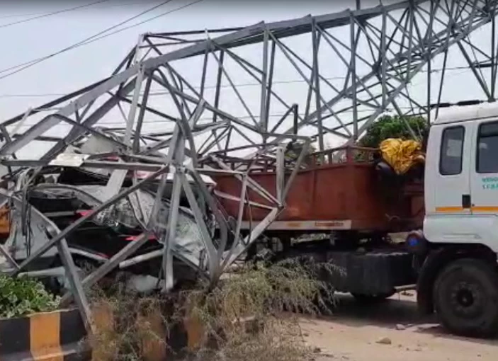 जोरदार टक्कर से मेट्रो की हाईटेंशन लाइन का टॉवर ट्रोले पर गिरा, मेन पॉवर सप्लाई हुई ठप; ठीक होने में लगेंगे 10 दिन