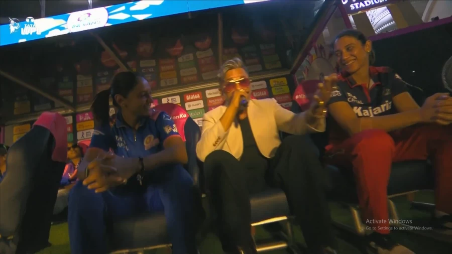 WPL ओपनिंग सेरेमनी: हनी सिंह को देखती रह गईं स्मृति मंधाना, वीडियो हुआ वायरल!