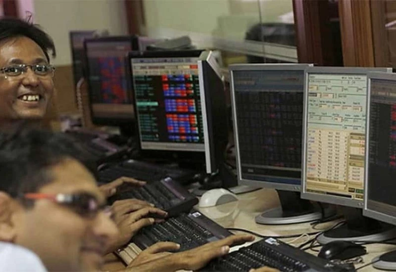 Sensex hits 52,000 for the first time, Nifty hits record-high of 15,300