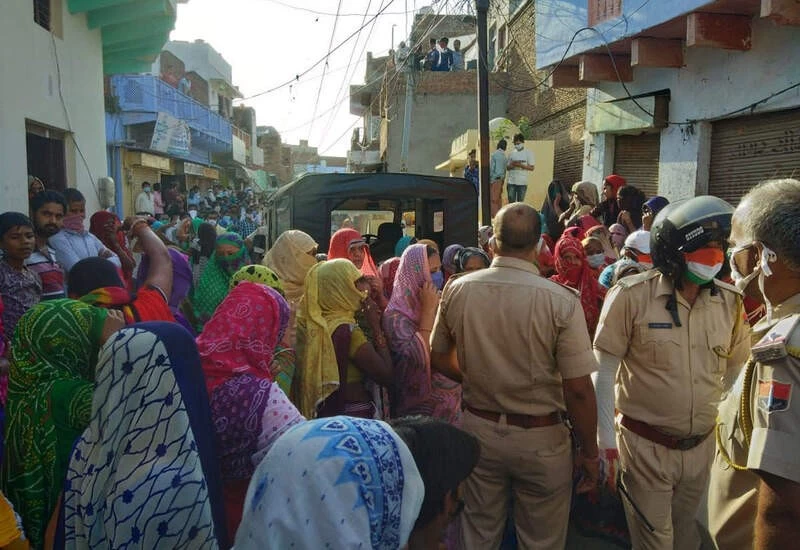 शराब की दुकान को बंद कराने के लिए लाठी-डंडे लेकर पहुंची सैकड़ों महिलाएं