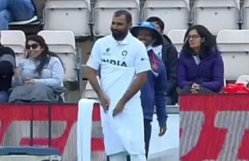 मोहम्मद शमी ने मैदान पर ही लपेट लिए टॉवेल, लोग बोले- अब लुंगी डांस होगा, देखें VIDEO