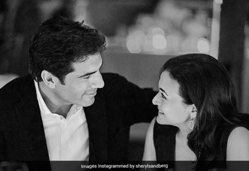 फेसबुक की COO शेरिल सैंडबर्ग ने की सगाई, शेयर की तस्वीर