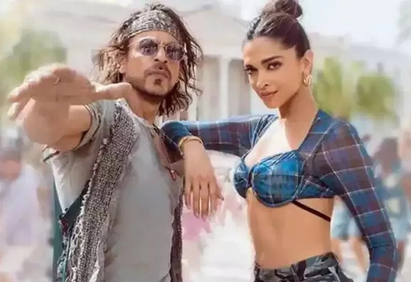 शाहरुख बने बॉक्स ऑफिस के बादशाह, 'पठान' ने पहले दिन ही कर डाला 100 करोड़ का कलेक्शन