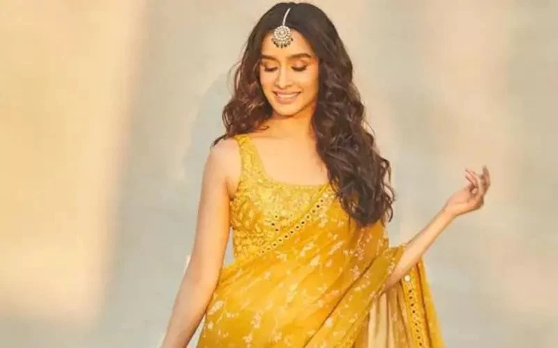 श्रद्धा कपूर संग गुब्बारों से Holi खेलने को चिल्लाए बच्चे - देखें VIDEO