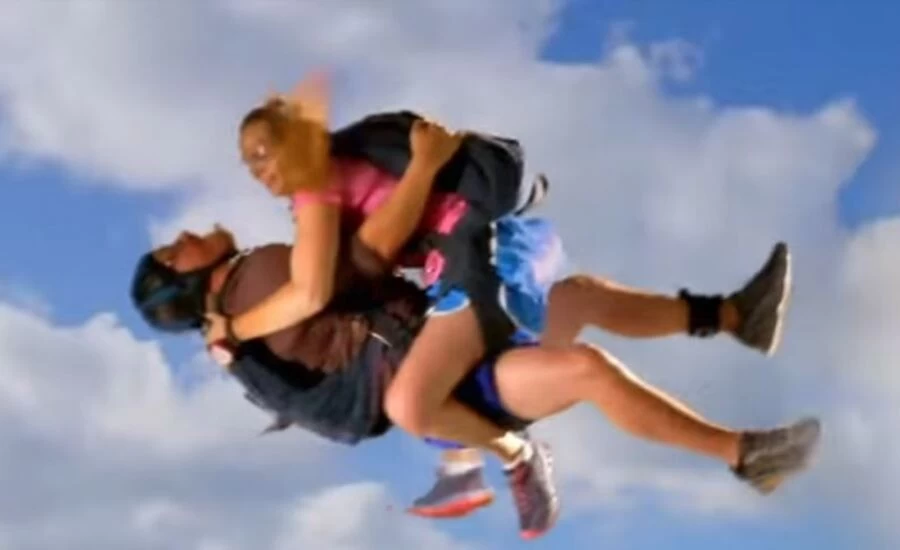 Special / Couple had sex while sky-diving in air.