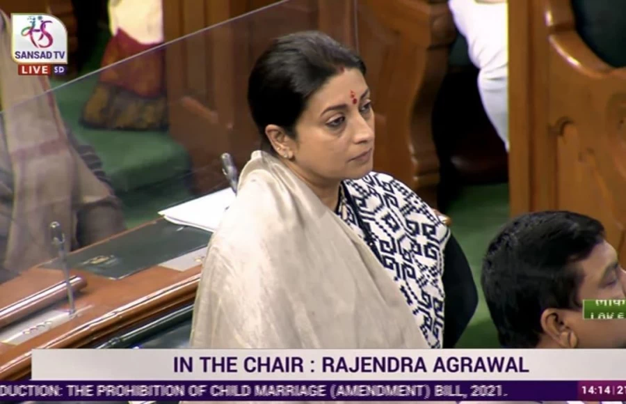 स्मृति ईरानी ने महिलाओं की शादी की उम्र 21 साल करने संबंधी विधेयक लोकसभा में किया पेश
