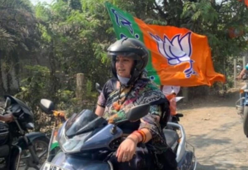 ममता बनर्जी के बाद अब स्मृति ईरानी स्कूटर पर आईं नजर, रैली की अगुवाई