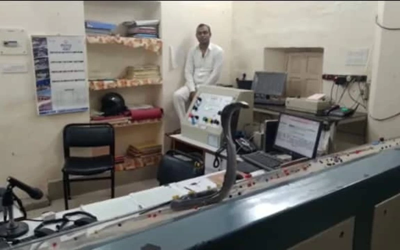 गुजर रही थी 2 ट्रेनें, सिग्नल पैनल के ऊपर जा बैठा सांप और फिर..