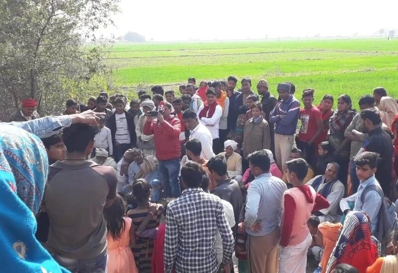 लोगो ने की भोले बाबा के अवतार के रूप में मानकर सांप की पूजा, देखने के लिए जमा हुई भीड़