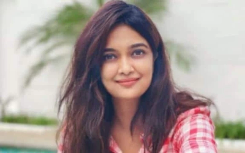 Actress and singer Soundarya exposes a professor who sent obscene text message