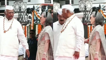 स्वतंत्रता दिवस पर कांग्रेस कार्यालय में वंदे मातरम पर विवाद, सोनिया गांधी का वीडियो वायरल