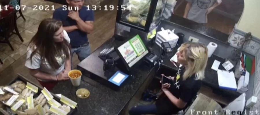 अमेरिकी महिला ने सूप के अधिक गर्म होने की शिकायत कर इसे रेस्टोरेंट कर्मी के चेहरे पर फेंका