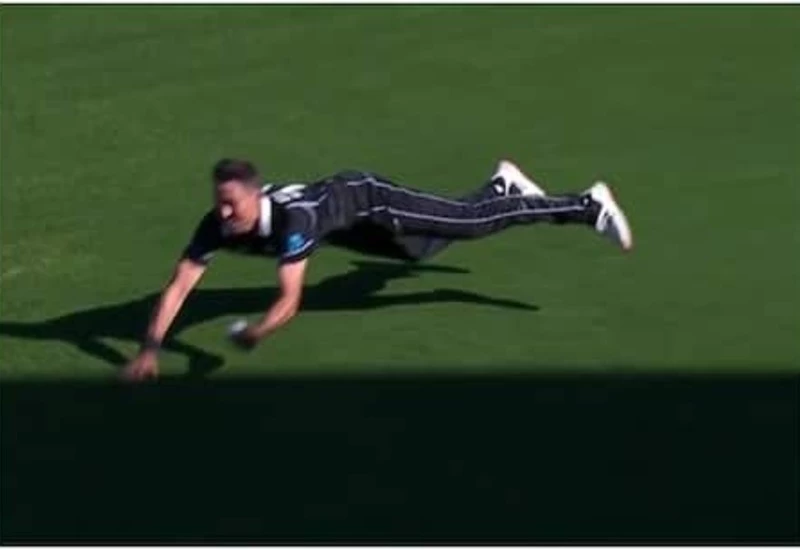 Bolt caught by New Zealand fast bowler with one hand, amazing catch, see VIDEO