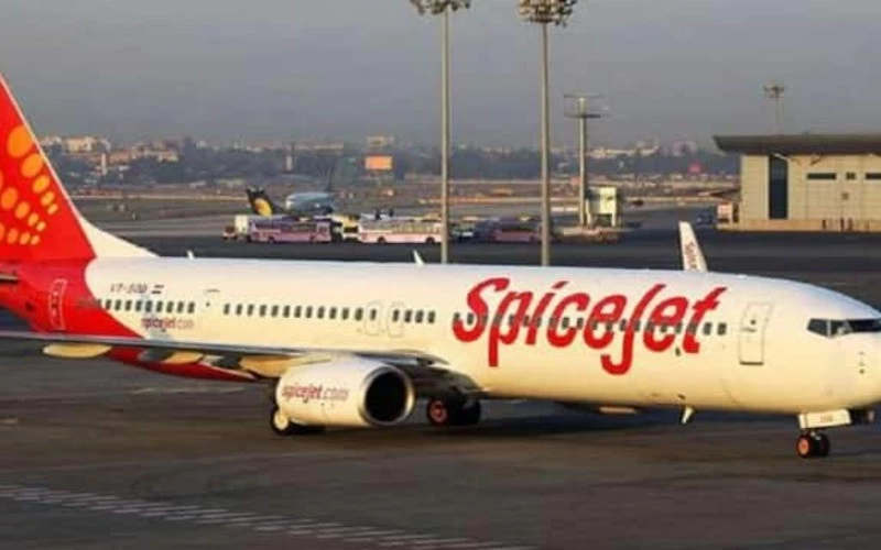 SpiceJet पर बड़ा एक्शन, आठ हफ्ते के लिए 50% उड़ान सेवाओं पर लगी रोक