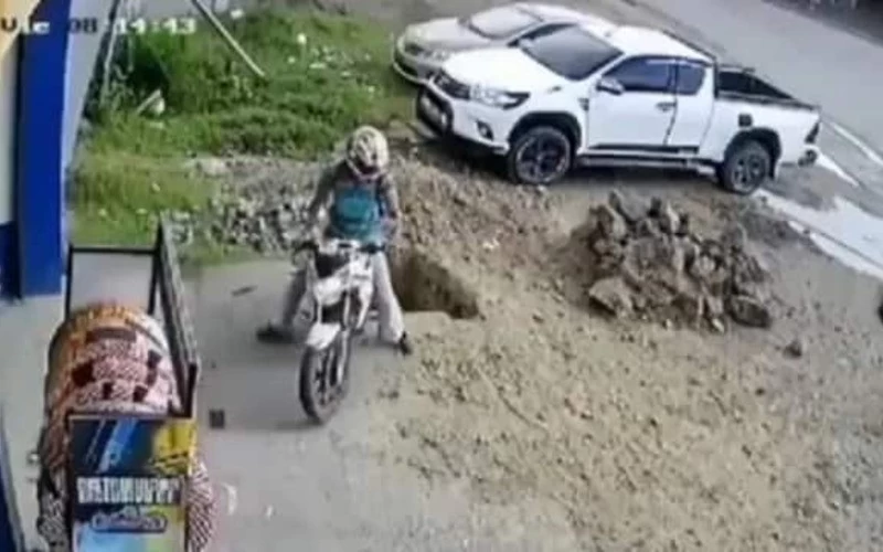 Man Accidentally Falls Into Pit While Reversing Bike video goes viral