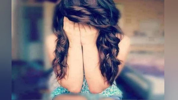 Girl student taking bath in Kanpur hostel Mobile installed in the broken part of the door VIDEO made