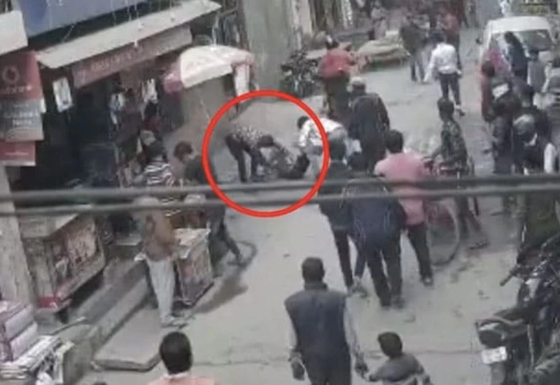 बीच सड़क दो युवक पर सरेआम चाकूओ से किया हमला, वीडियो हुआ वायरल