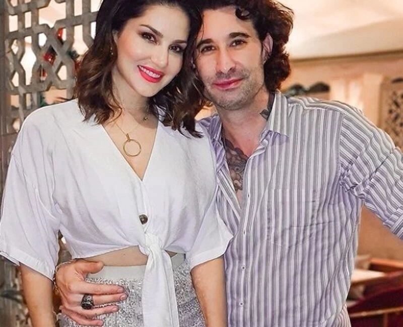 Husband gave a diamond necklace to Sunny Leone at the wedding anniversary, Video