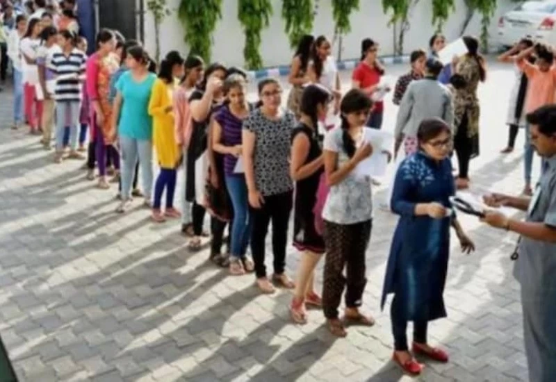 '250KM दूर एग्जाम सेंटर पहुंचने के लिए रात 2 बजे निकलेंगे', छलका NEET-JEE के छात्रों का दर्द